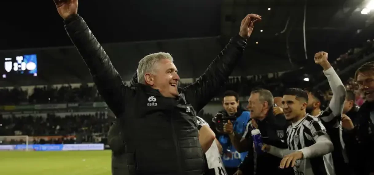 Heracles-coach Lammers viert promotie met sigaar en wijn: ‘De fans zijn weer trots’