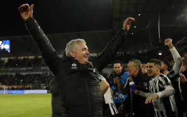 Heracles-coach Lammers viert promotie met sigaar en wijn: ‘De fans zijn weer trots’