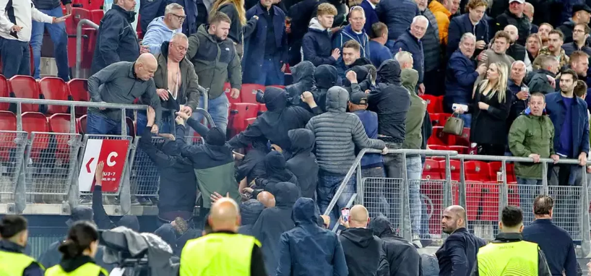 AZ-spelers halen hard uit naar rellende eigen fans: ‘Het zijn dwazen’