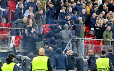 AZ-spelers halen hard uit naar rellende eigen fans: ‘Het zijn dwazen’