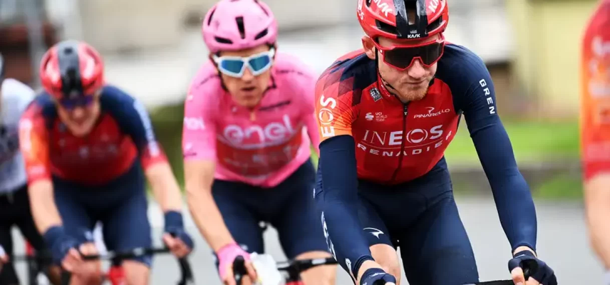 Geoghegan Hart houdt gebroken heup over aan valpartij in Giro d’Italia