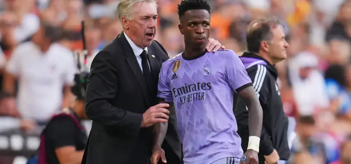 Real-coach Ancelotti woest na racisme: ‘Hele stadion noemde Vinícius een aap’