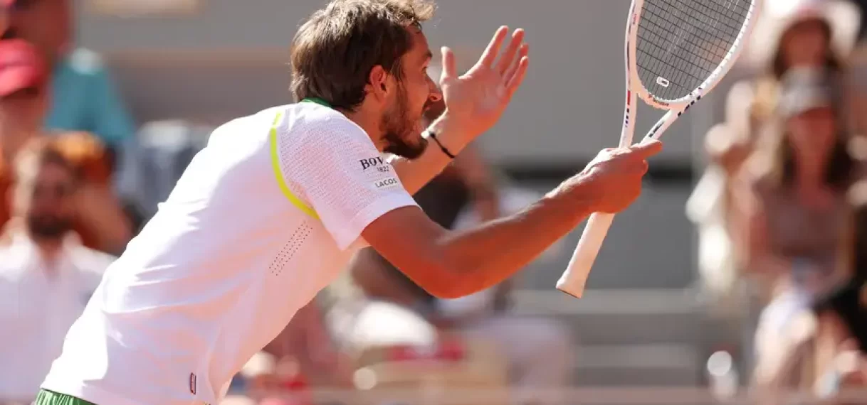 Medvedev blameert zich tegen qualifier in slopende vijfsetter op Roland Garros