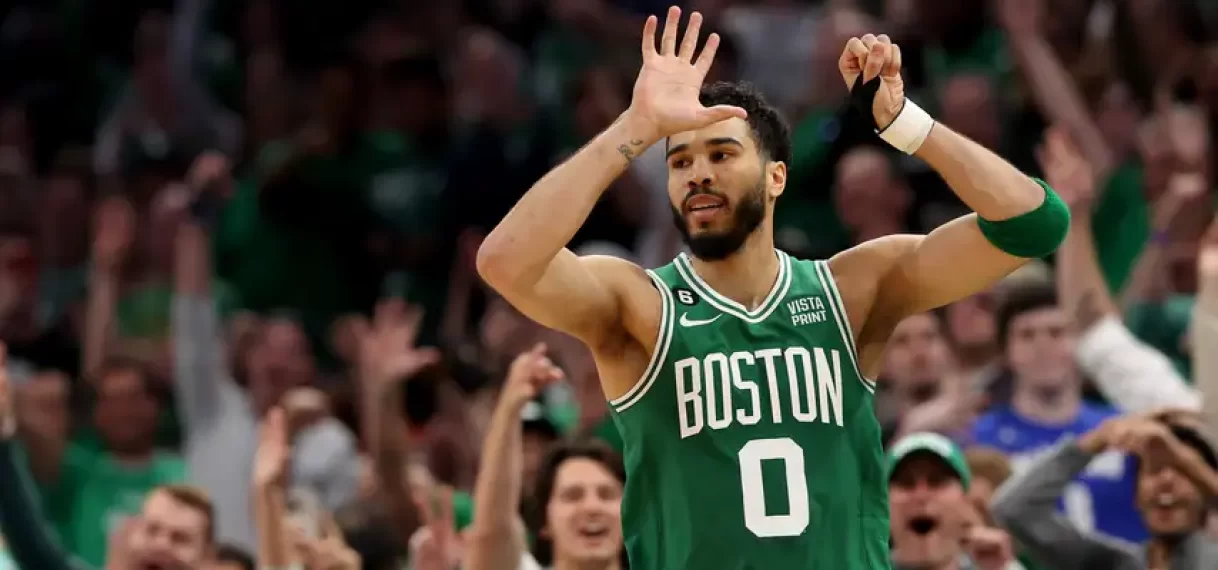 Ontketende NBA-ster Tatum loodst Boston Celtics naar Conference-finale