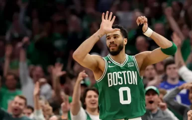 Ontketende NBA-ster Tatum loodst Boston Celtics naar Conference-finale