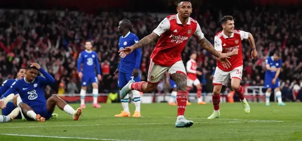 Arsenal verslaat Chelsea ondanks goal Madueke en is minstens één dag koploper