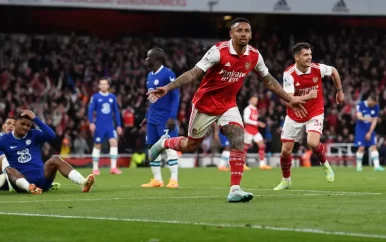 Arsenal verslaat Chelsea ondanks goal Madueke en is minstens één dag koploper