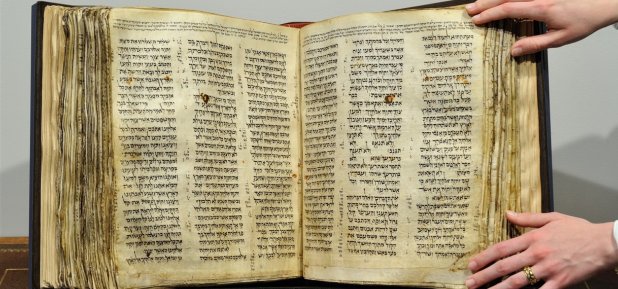 Oudste en meest complete joodse bijbel wordt vandaag geveild