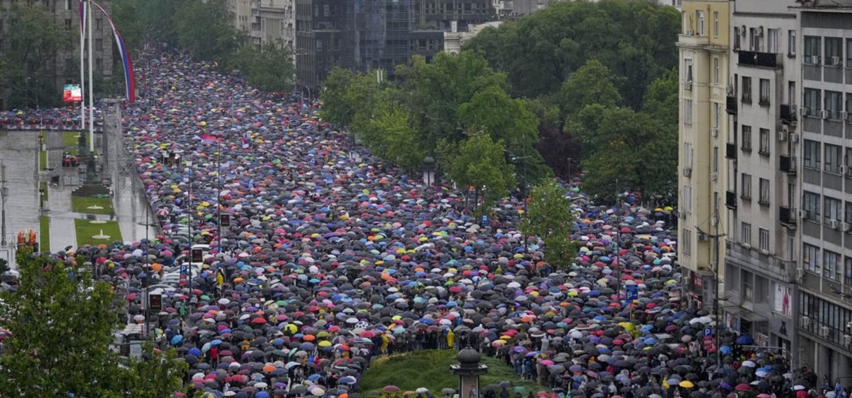 Massale demonstratie tegen regering in Servië na schietpartijen