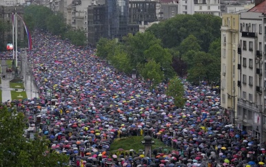 Massale demonstratie tegen regering in Servië na schietpartijen