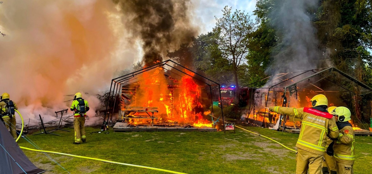 Gasten ontsnappen uit brandende glampingtenten in Nunspeet, man opgepakt