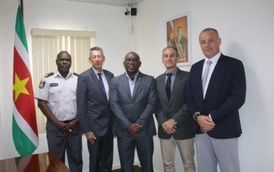 Franse Politie attache brengt bezoek aan minister Kenneth Amoksi