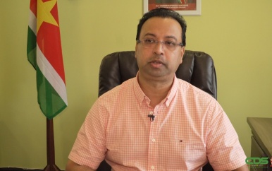 Minister Nurmohamed verzekert marktverkopers: “Vreedzaammarkt wordt niet verkocht”
