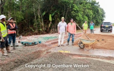 OW-minister brengt oriëntatiebezoek aan werkzaamheden Wegenautoriteit Suriname te Avobakaweg