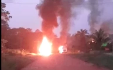 Opstand te Pikin Saron – Houttrucks en politiebureau in brand gestoken- Agenten onder vuur genomen en gewond geraakt