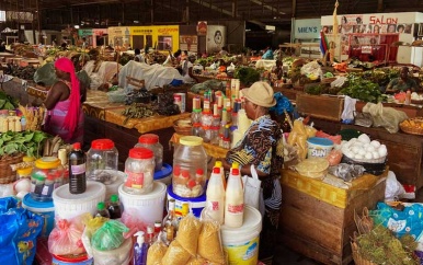 Minister Nurmohamed geeft venters Vreedzaam markt persoonlijk geruststelling