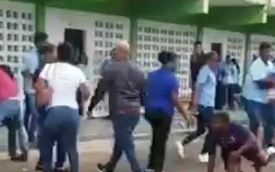 Instabiele situatie op Muloschool in Paramaribo noord; moeder klapt man die haar zoon eerder slagen had toegebracht