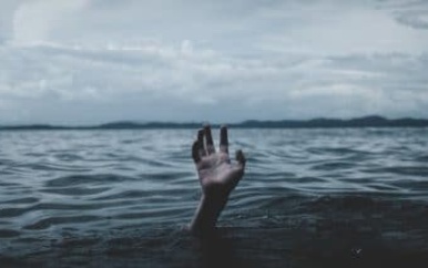 Arbeider die tijdens werkzaamheden in water viel, overleden