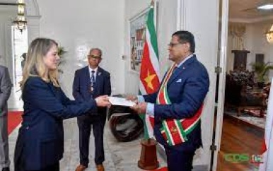 Vijftal ambassadeurs biedt geloofsbrieven aan president Santokhi