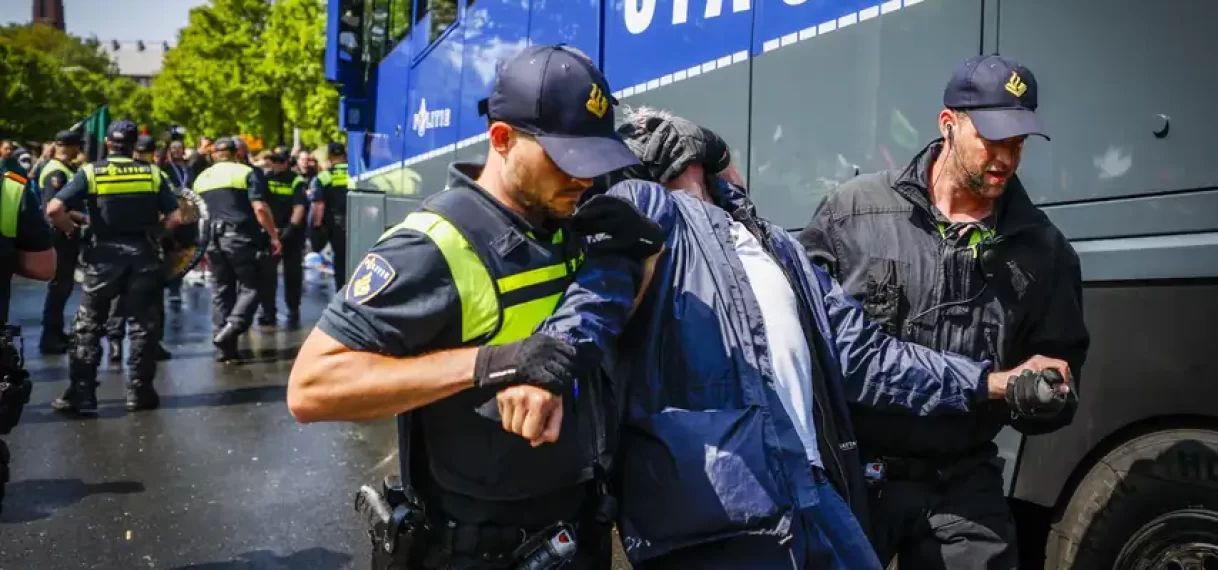 Honderden arrestaties bij klimaatprotest A12; weg intussen weer vrijgegeven