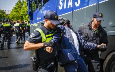 Honderden arrestaties bij klimaatprotest A12; weg intussen weer vrijgegeven