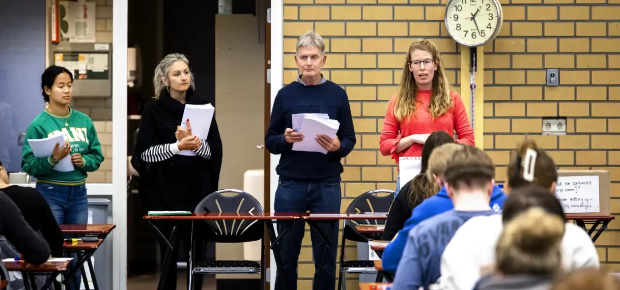 Leraren dreigen met stakingen als er geen hoger loon komt