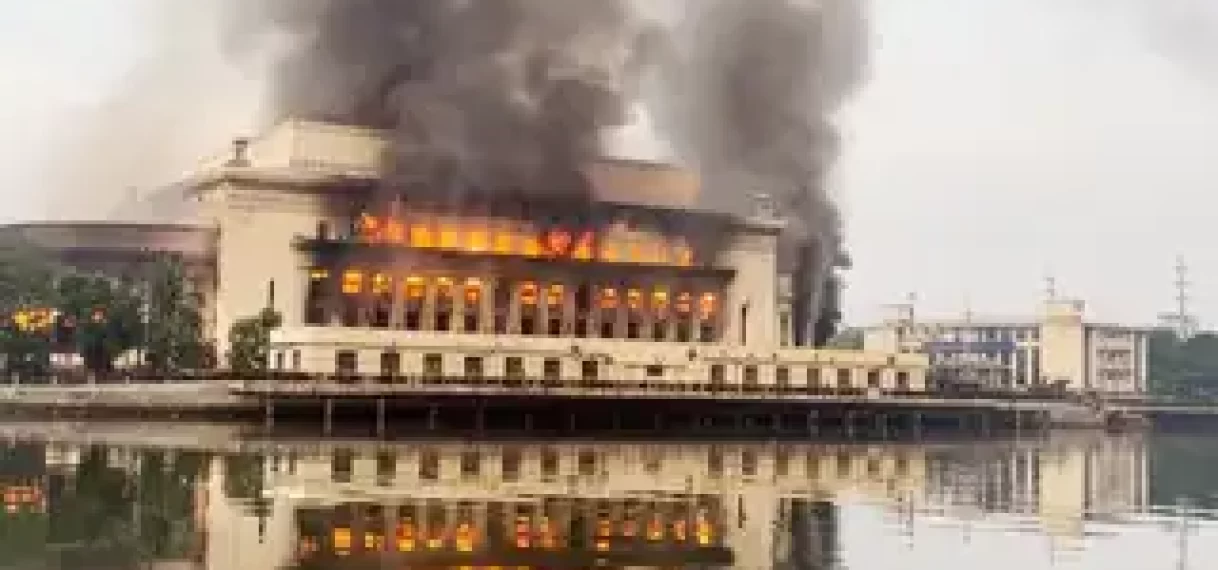 Vlammen slaan uit historisch postkantoor in Manilla
