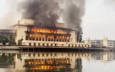 Vlammen slaan uit historisch postkantoor in Manilla