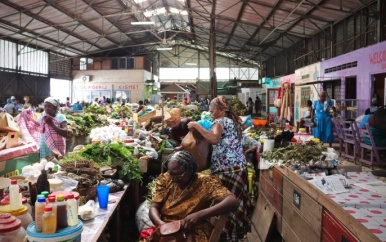 Marktverkopers Vreedzaammarkt bespreken problemen met minister Emanuël