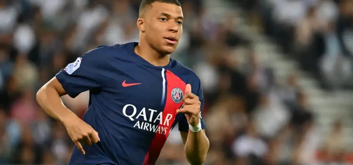 PSG gaat sterspeler Mbappé mogelijk verkopen omdat hij niet wil bijtekenen