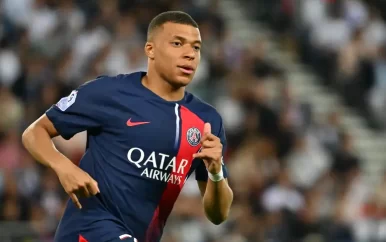 PSG gaat sterspeler Mbappé mogelijk verkopen omdat hij niet wil bijtekenen