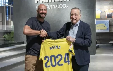 Keeper Reina (40) verlengt bij Villarreal en kan bijzondere reeks neerzetten