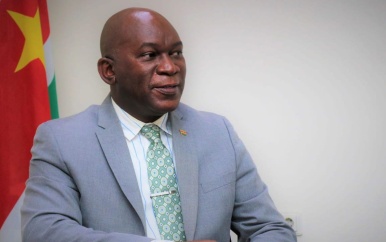 Minister Amoksi: “Rechtstaat en rechtsorde bedreigd door activiteiten Edenburg”