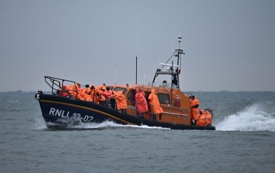 Frankrijk redt 67 migranten uit geïmproviseerde boten op Noordzee