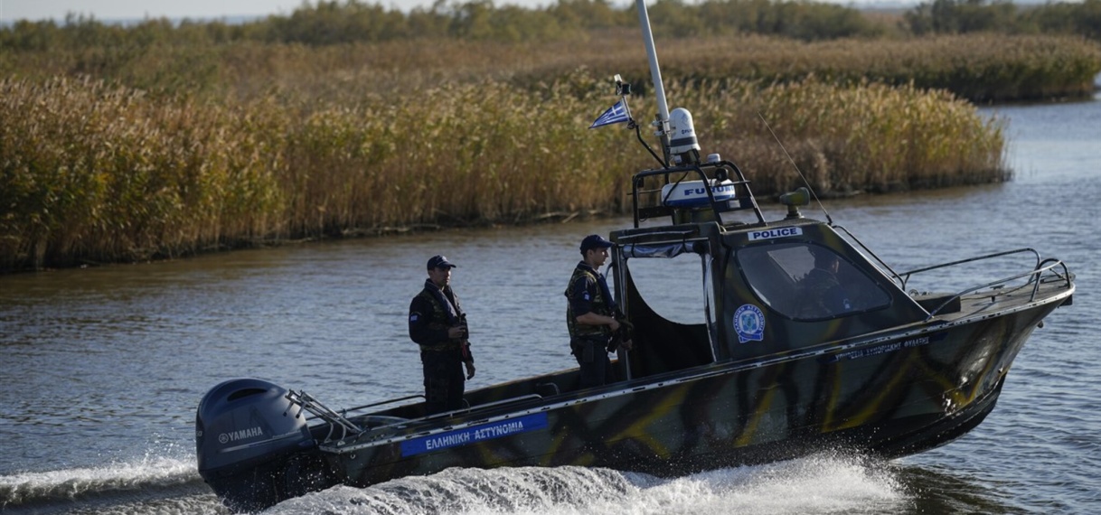 Migranten van eiland in rivier Evros tussen Griekenland en Turkije gehaald