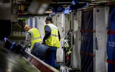 Boete dreigt voor bagage-afhandelaars Schiphol om werkomstandigheden