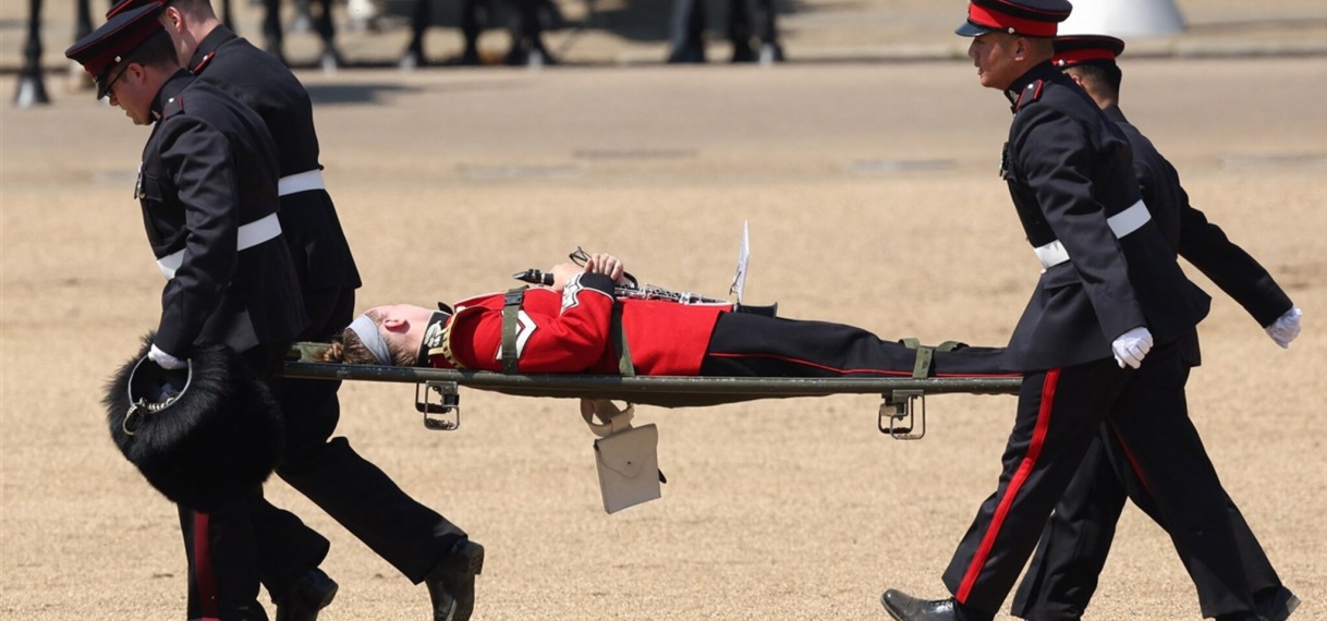 Britse soldaten vallen neer van de hitte, maar traditie is traditie