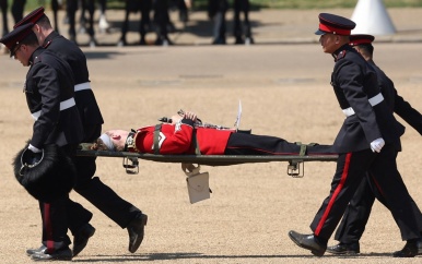 Britse soldaten vallen neer van de hitte, maar traditie is traditie