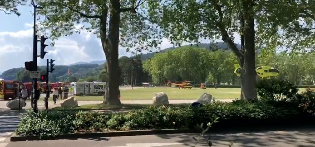 Man met mes valt kinderen aan op speelplaats in Frankrijk