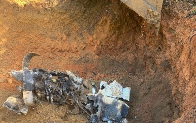 Vliegtuig opgegraven en illegale landingsbaan onklaar gemaakt