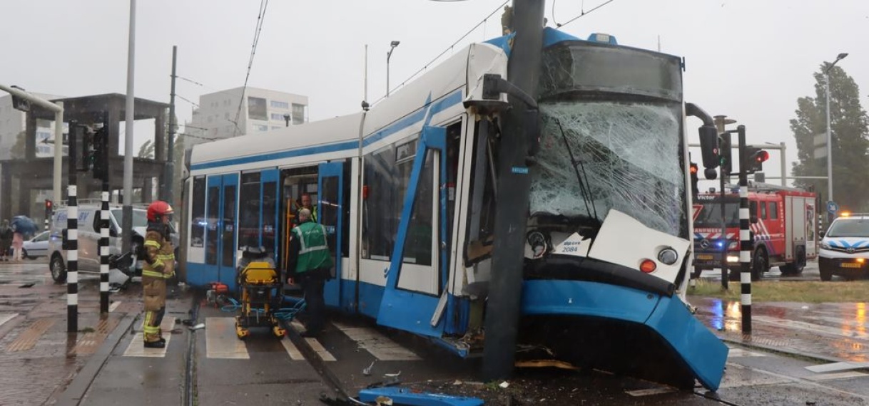 Bestelbusje rijdt in op tram in Amsterdam, passagier bekneld geraakt