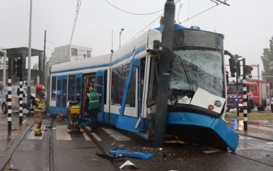 Bestelbusje rijdt in op tram in Amsterdam, passagier bekneld geraakt