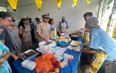 DC brengt bezoek aan examenmarkt VOJ Debie Sahai te Leiding 5, Jarikaba