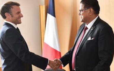 Suriname en Frankrijk buigen zich over uitbreiden bilaterale samenwerking