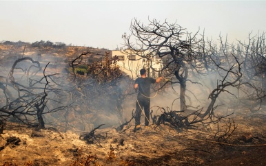 Brand gaat van eiland naar eiland in Griekenland: ‘Gevaar nog niet geweken’