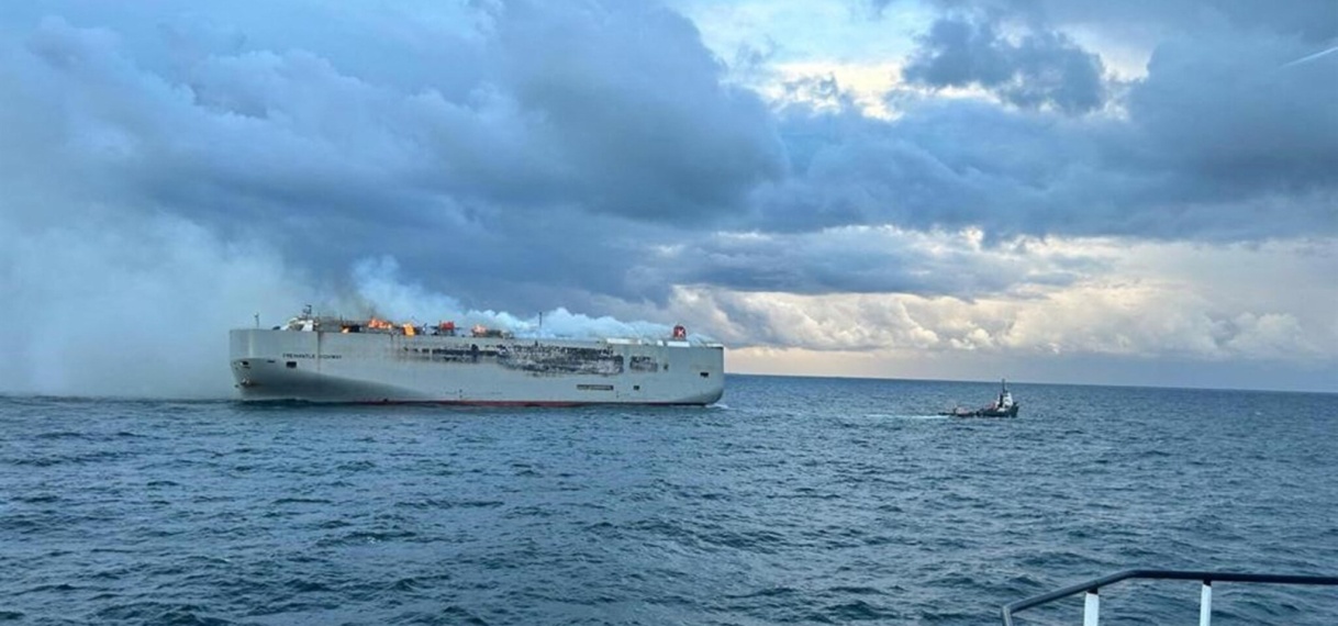 Brandend vrachtschip drijft naar Terschelling door sterke stroming