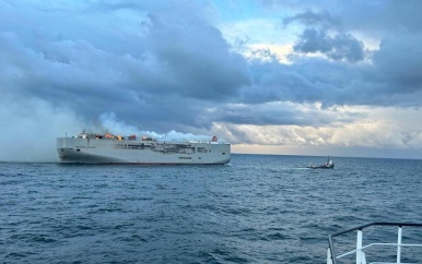 Brandend vrachtschip drijft naar Terschelling door sterke stroming