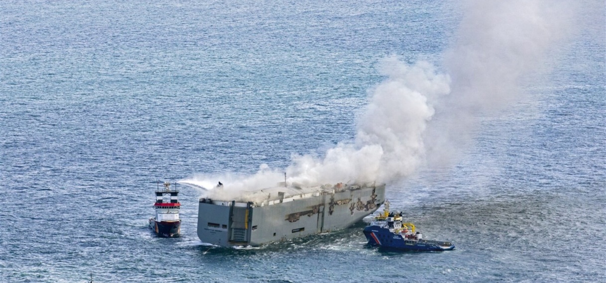 UPDATE: Nog onduidelijk wanneer brandend vrachtschip versleept wordt