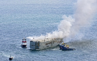 UPDATE: Nog onduidelijk wanneer brandend vrachtschip versleept wordt