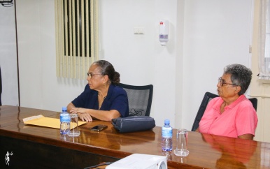 Vrouwenorganisatie biedt minister Amoksi rapport aan over huiselijk geweld